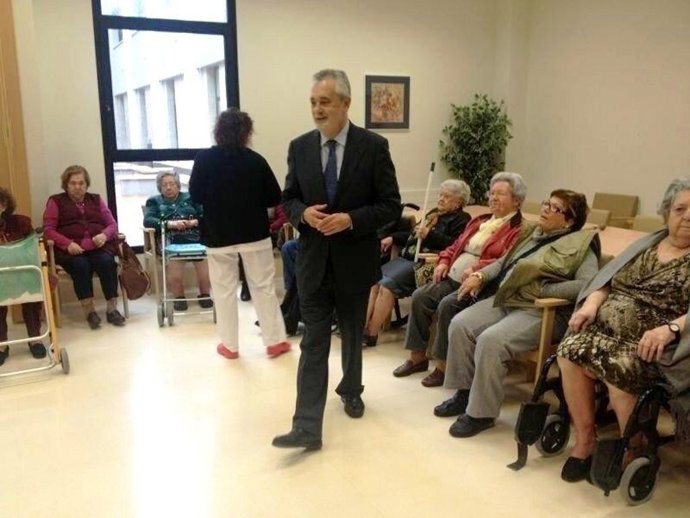 Griñán visita la residencia de ancianos de El Zapillo