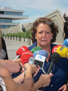 Rita Barberá atendiendo a los periodistas