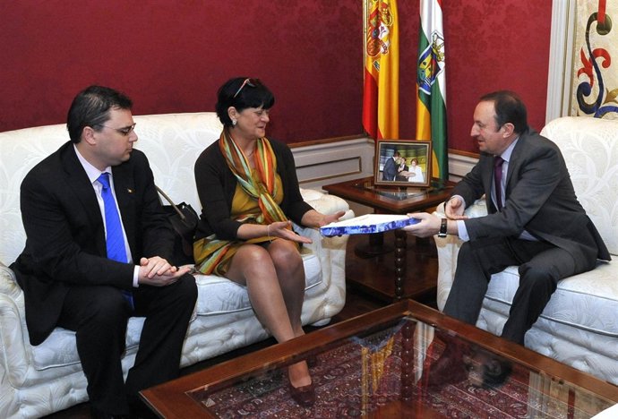 El presidente de La Rioja, Pedro Sanz, y la cónsul general de Rumanía, Stirbu