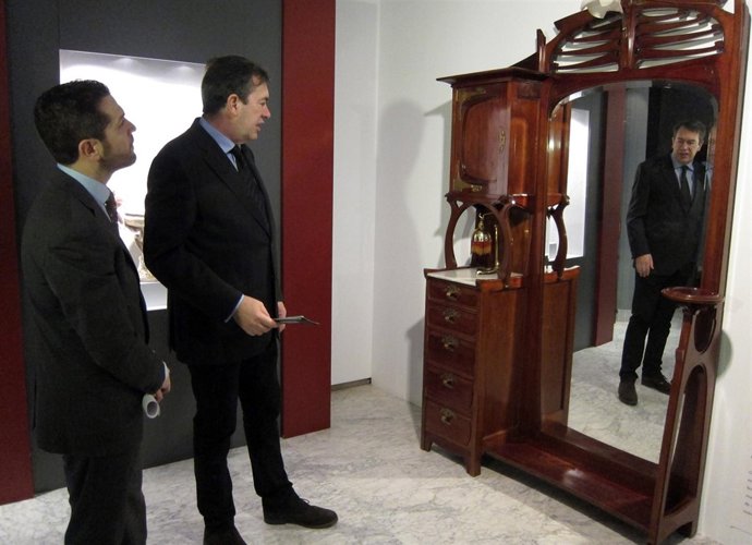 El concejal de Cultura y el director del Museo observan una obra