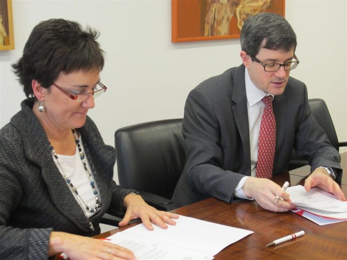 El consejero Iribas y María Isabel Urzainqui, durante la firma del convenio.