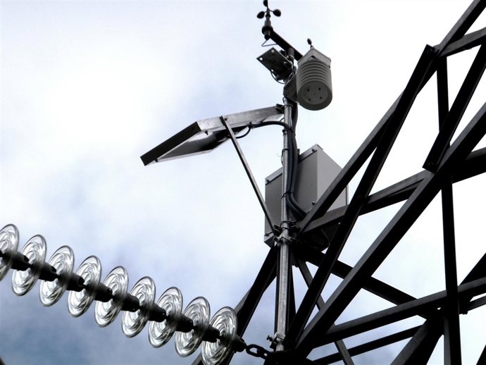 Estación meteorológica instalada en una línea de distribución eléctrica
