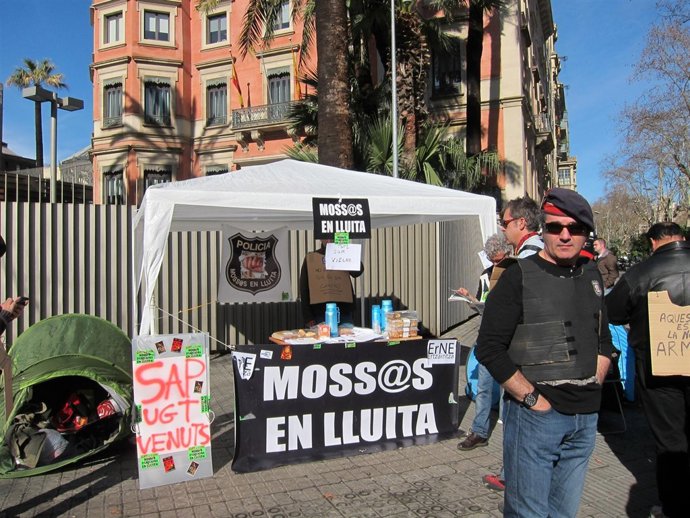 Protesta de Mossos ante la Conselleria de Interior