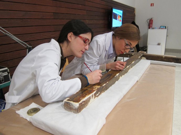 Dos alumnas de la Escuela de Restauración trabajan sobre una talla