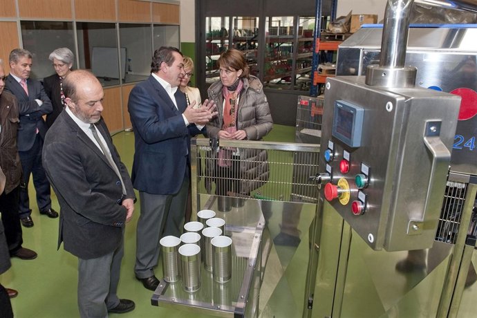 Carlos Ezquerra (Talleres Ezquerra) junto a la presidenta Barcina.