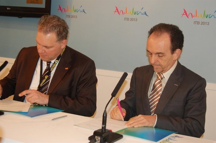 Firma en la ITB del acuerdo entre Junta de Andalucía y el touroperador Rewe