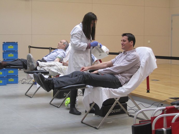 Donantes de sangre solidarios en la Ciudad de la Justicia de Zaragoza
