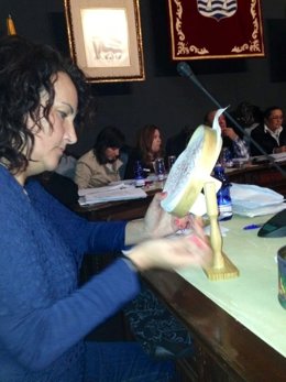 Una concejal del PP en Isla Cristina hace punto de cruz durante un pleno.