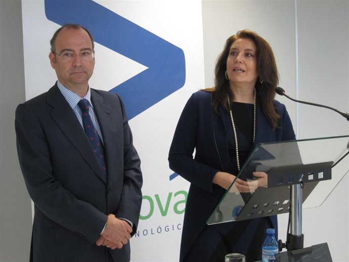 Crespo atiende a los medios junto al alcalde de Almería en Tecnova