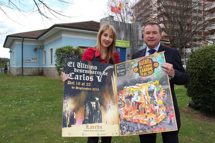 El alcalde y la concejala con los carteles de las dos fiestas