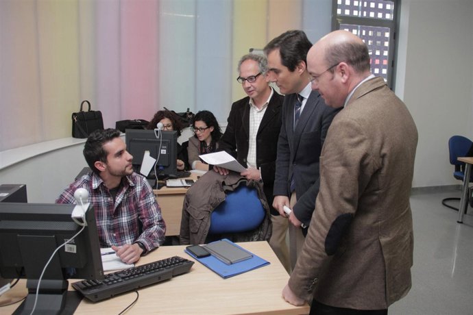 Visita de Nieto a la Preincubadora de 'Baobab'