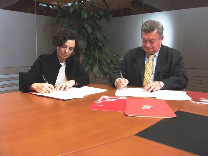 Idoia Nieves y José María Lora, durante la firma del convenio.
