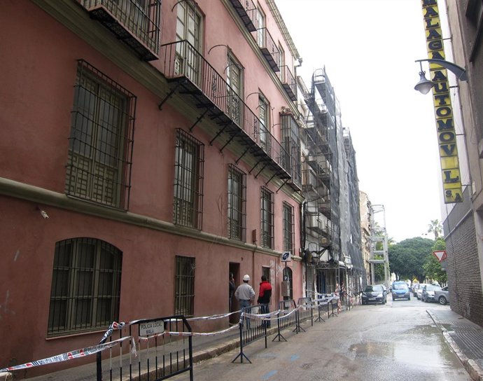 Edificio de calle Vendeja del que se derrumbó parte de la cubierta