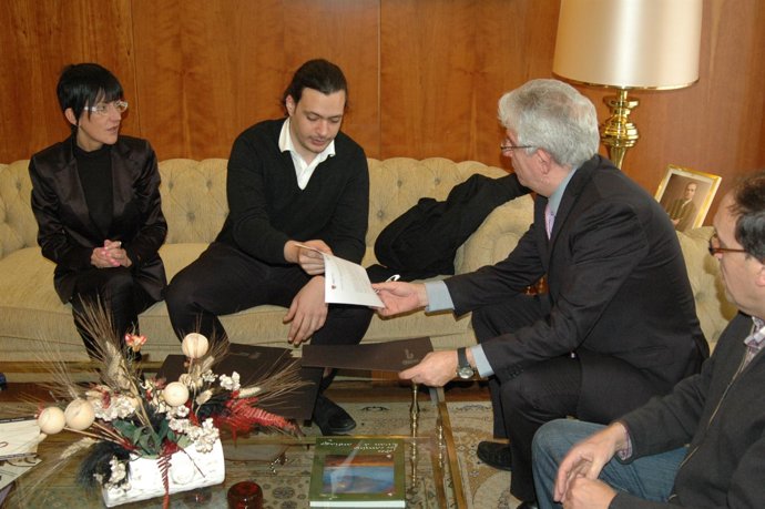 Andrea Kaisis recibe el convenio de manos del rector de la ULE