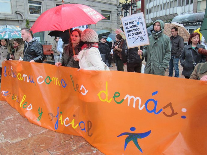 Concentración a favor de la'llingua' en el sistema educativo.