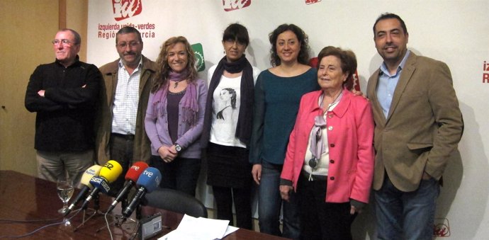 Victoria Rodríguez, con miembros de la organización y concejales de IU-Verdes