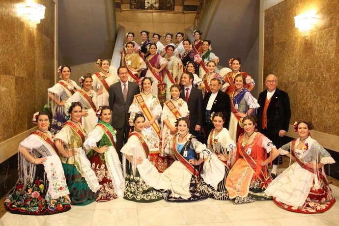 Cámara preside recepción a candidatas infantiles y mayores a Reina de la Huerta