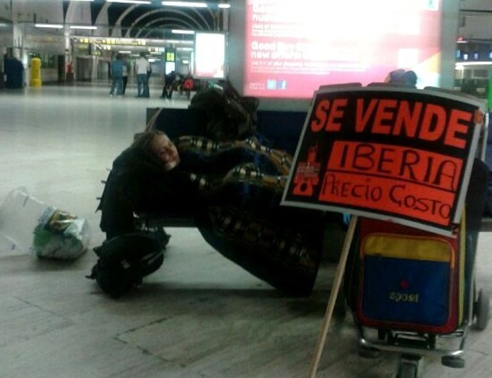 Trabajadores de Iberia pasan la noche en el aeropuerto de San Pablo, en Sevilla.