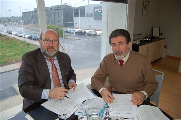 Firma del convenio entre la Fundación Alcalá Innova y el PCT de Huelva. 