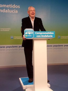 El portavoz de Infraestructuras del PP-A, Jaime Raynaud, hoy en rueda de prensa