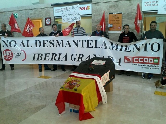 Trabajadores de Iberia escenifican la "muerte" de la compañía
