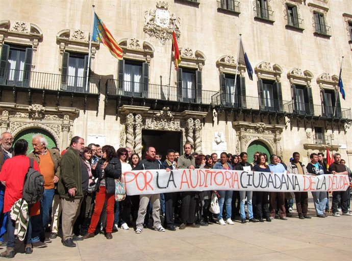 Concentración contra los desahucios frente al Ayuntamiento de Alicante