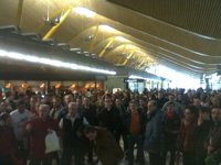 Unos 1.300 trabajadores de Iberia se concentran en la T4, pese a no estar autorizada la concentración