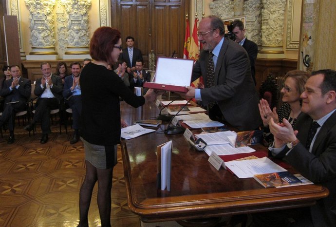 El alcalde entrega el premio a la ganadora del Certamen de Relatos