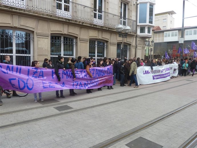 Concentración de colectivos feministas frente al Parlamento vasco.