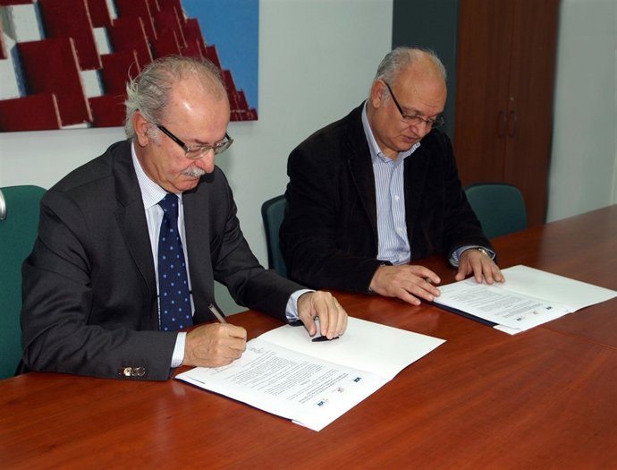 Firma convenio entre IAT y la Facultad de Comunicación de Sevilla.