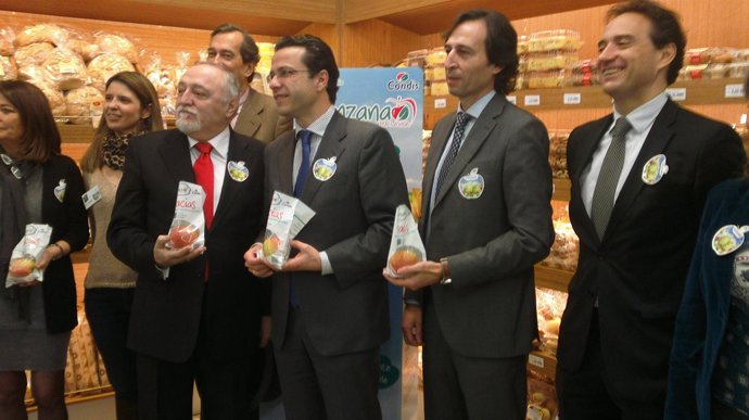 El consjeero en la campaña 'Una manzana por la vida'