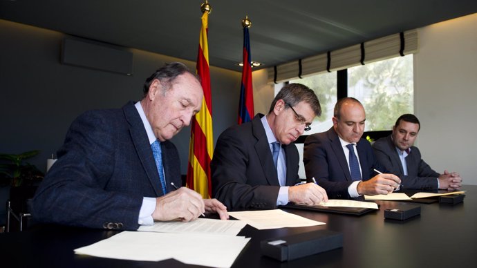 Firma de un convenio entre el FC Barcelona y la FCF