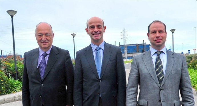 Dirigentes de FerroAtlántica en la planta de Boo de Guarnizo (Astillero)