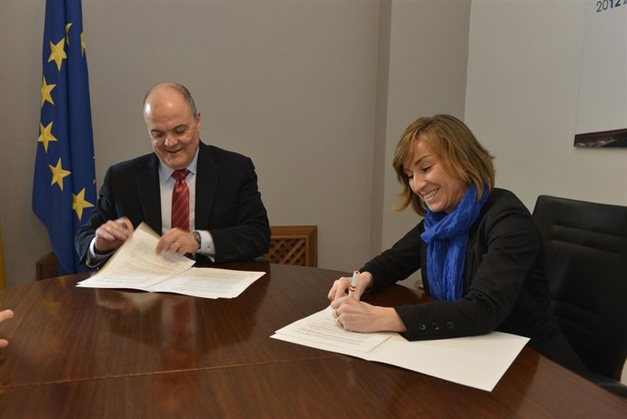 El consejero Zarraluqui y Aránzazu Herrero.