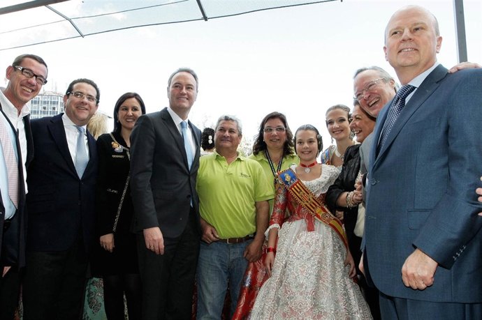 Fabra en el balcón del Ayuntamiento de Valencia para la 'mascletà'