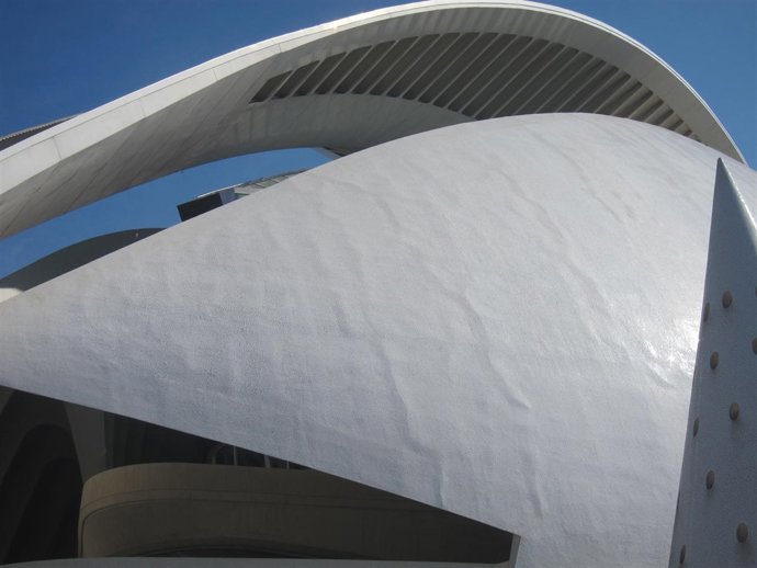 Desperfectos en la fachada del Palau de les Arts