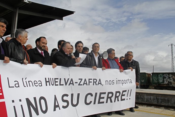 Ignacio Caraballo y Valentín Corés en la concentración en la estación de Zafra.