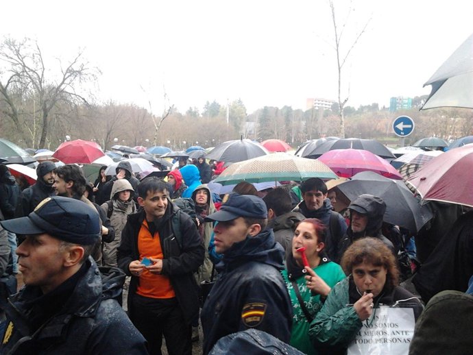 Trabajadores de la Politécnica protestando este viernes ante el Rectorado