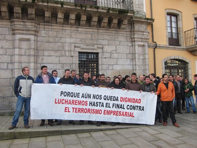 Mineros a las puertas del Ayuntamiento de Ponferrada