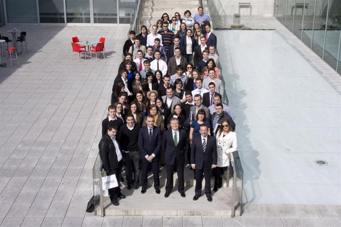 Foto de familia tras la entrega de los premios a los mejores talleres