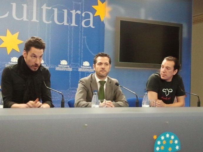 López (C) junto a los actores Juan Cañas e Iñigo Echebarría      