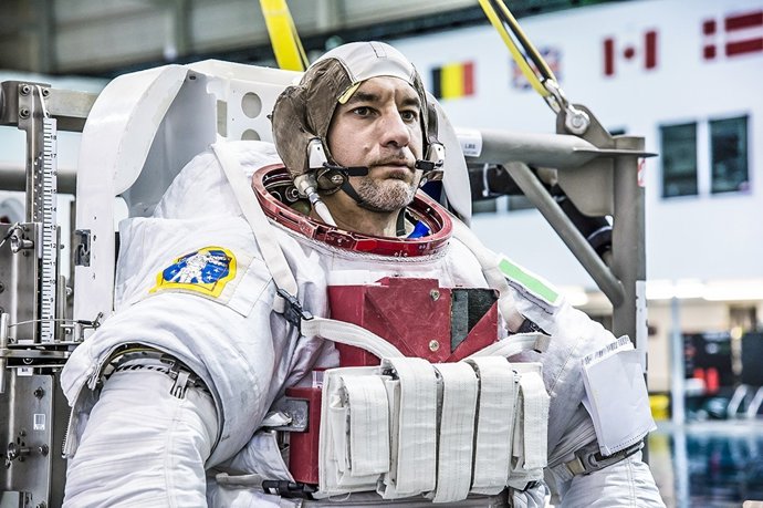El astronauta de la ESA Luca Parmitano se prepara para dar dos paseos espaciales