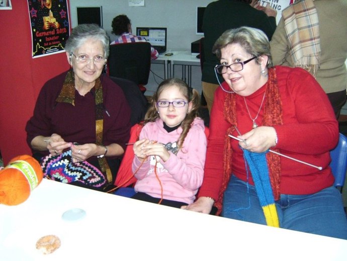 Tres generaciones de mujeres tejerán la plaza de Iznájar