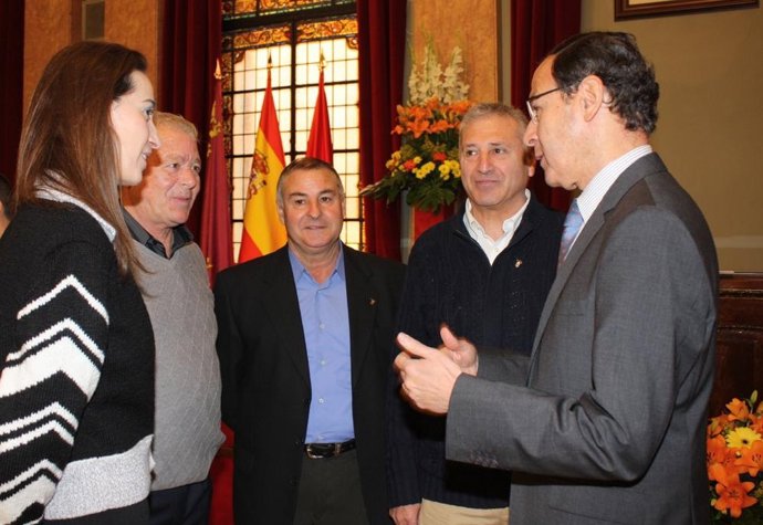 Alcalde con bomberos