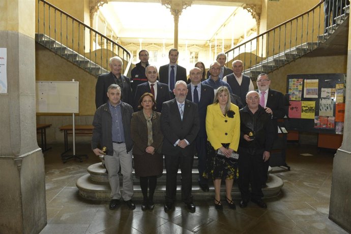 Javier Morrás con los homenajeados, familiares y otras autoridades.