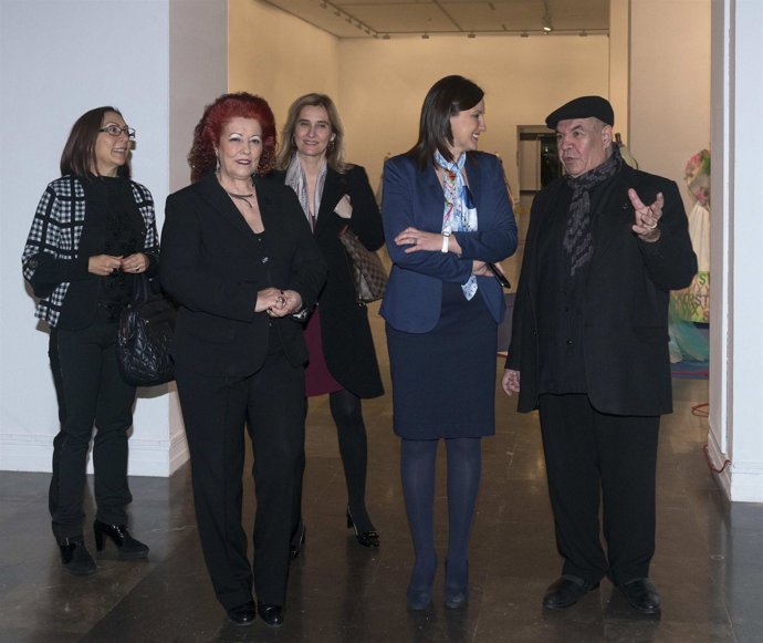 Consuelo Císcar y Maria José Català junto al diseñador Antonio Augustus