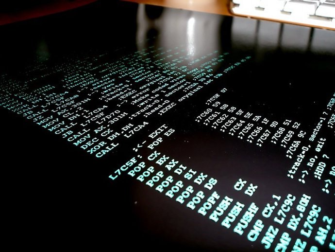 Representación de un virus en un ordenador 