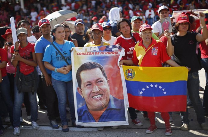 Partidarios de Hugo Chávez acompañan su féretro por Caracas