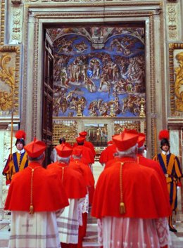 Cardenales al inicio del cónclave para elegir papa el 18 de abril de 2005
