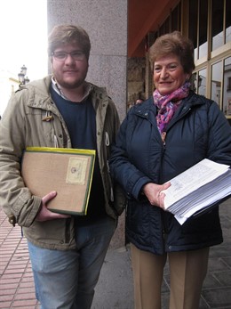 Entrega de firmas para el Metrotren